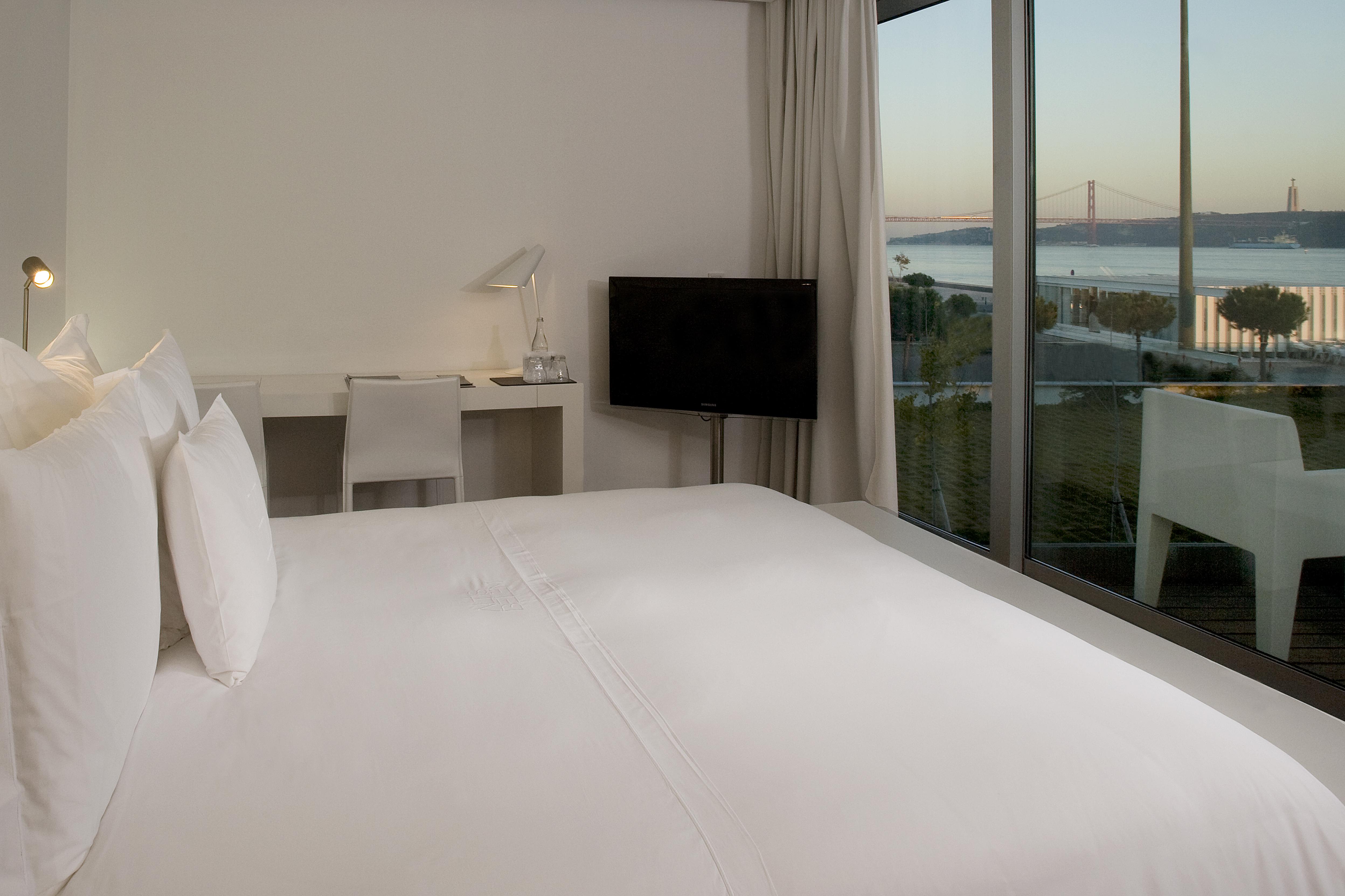 Altis Belem Hotel & Spa, A Member Of Design Hotels Lisbon Exterior photo A room at the hotel