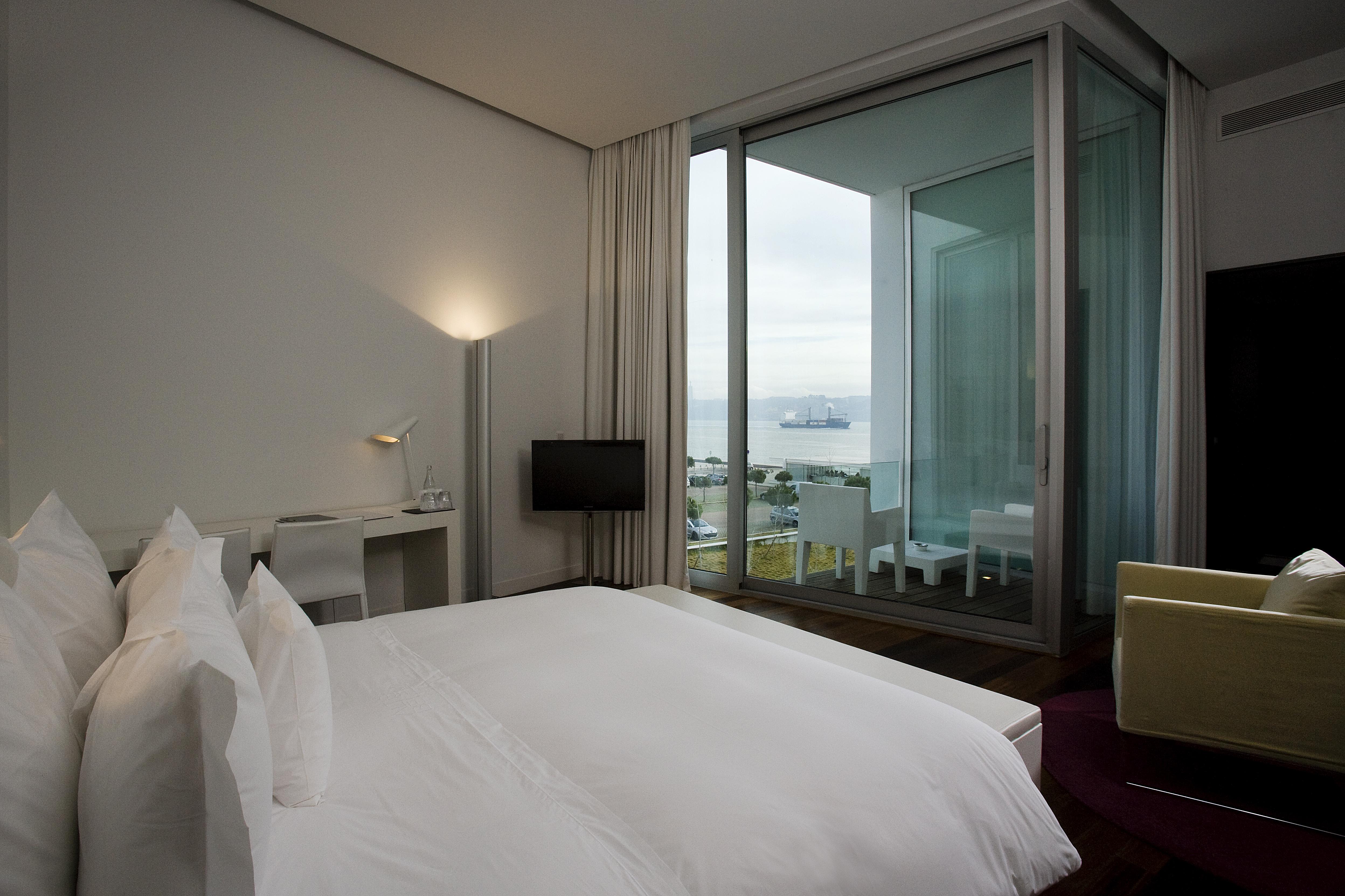 Altis Belem Hotel & Spa, A Member Of Design Hotels Lisbon Exterior photo A room at the hotel