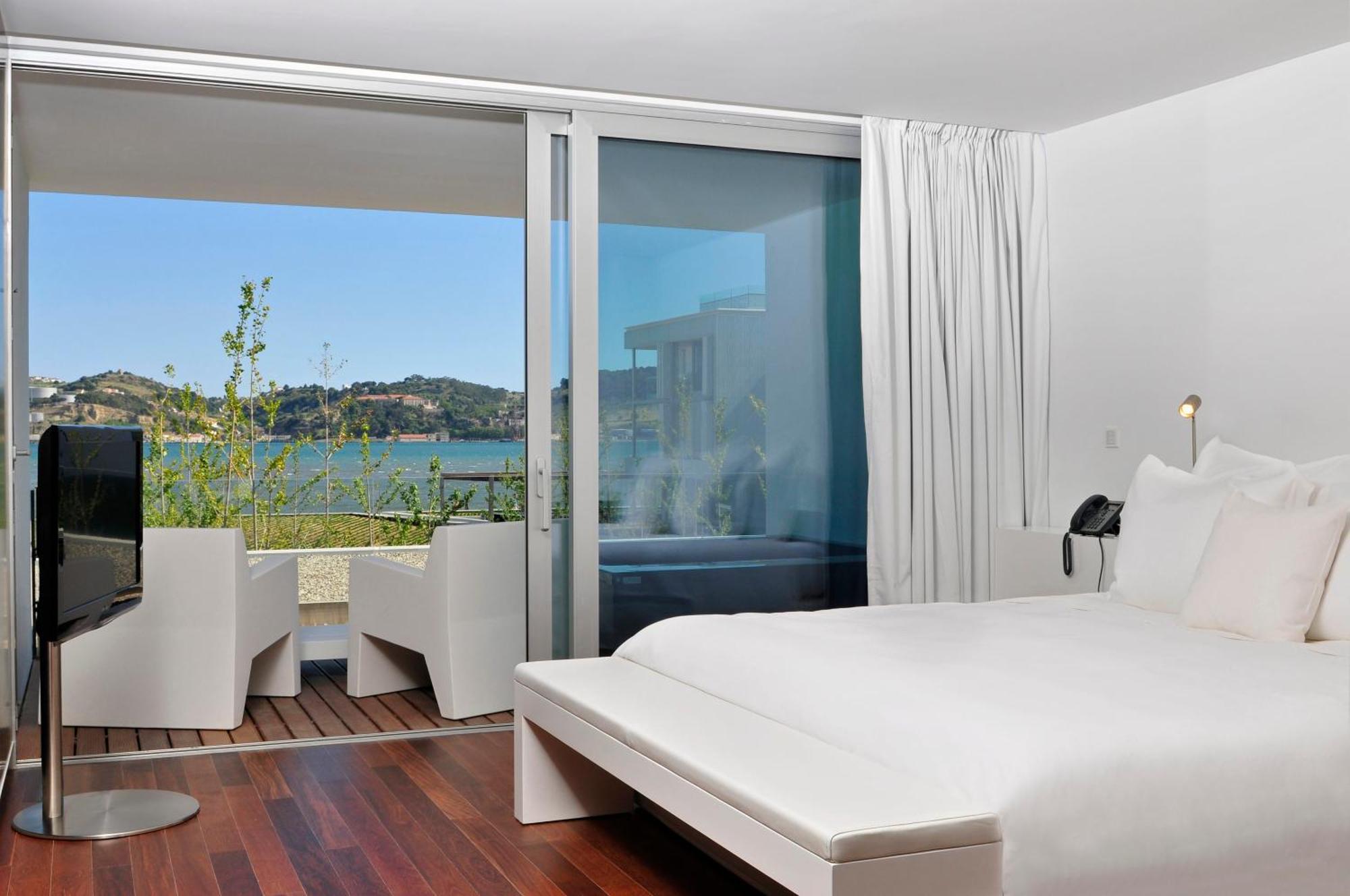 Altis Belem Hotel & Spa, A Member Of Design Hotels Lisbon Room photo A room at the Hotel du Lac